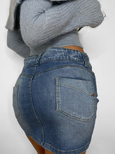 Falda vaquera asimétrica con cinturón y cremallera